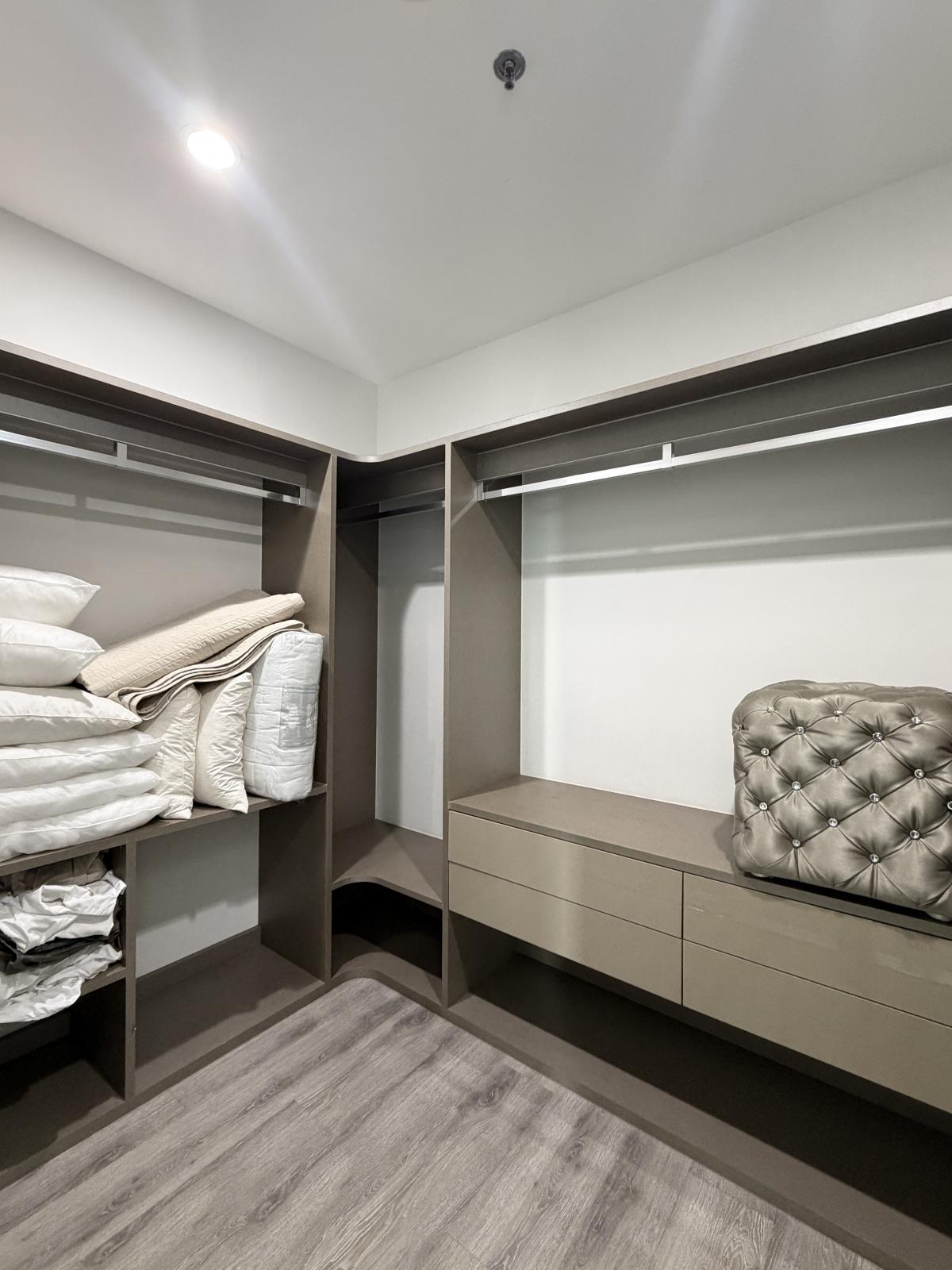 For SaleCondoSathorn, Narathiwat : Urgent sale! Centric Sathorn-St.Louis condo with 3 bedrooms and 3 bathrooms near BTS Saint LouisSpacious area of 152 sq.m. Price 19.9 million with complete amenities!