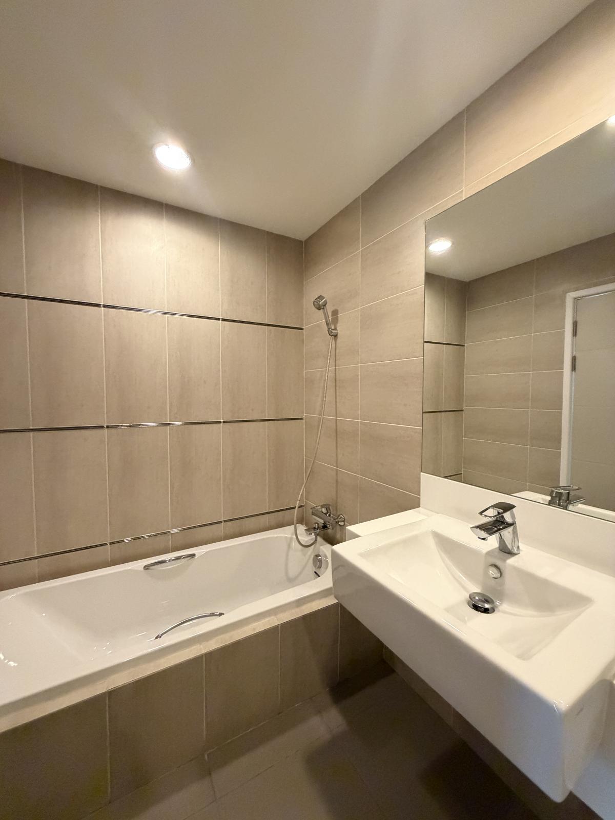 For SaleCondoSathorn, Narathiwat : Urgent sale! Centric Sathorn-St.Louis condo with 3 bedrooms and 3 bathrooms near BTS Saint LouisSpacious area of 152 sq.m. Price 19.9 million with complete amenities!