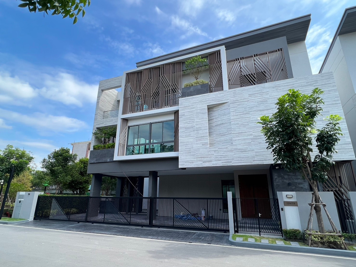 For SaleOnnut, Udomsuk : Gentry Pattanakarn for sale, 2 large plots next to the garden.