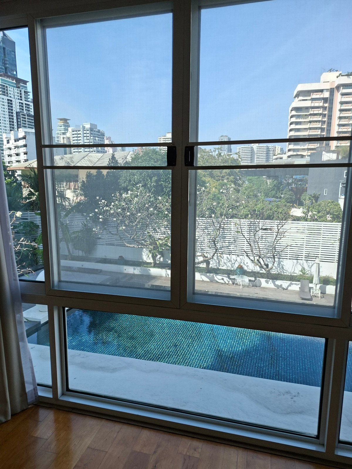 For RentCondoSukhumvit, Asoke, Thonglor : Pool view room, 4 bedrooms for rent.