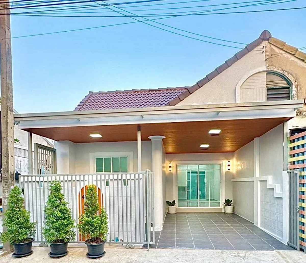 For SaleTownhomeNonthaburi, Bang Yai, Bangbuathong : Urgent sale! One-story townhouse Tree Shade Village Located on the main road of the project. Potential location, able to open a shop, area 18 sq m, function 2 bedrooms, 1 bathroom, newly renovated, very beautiful. The entire electrical system was replaced