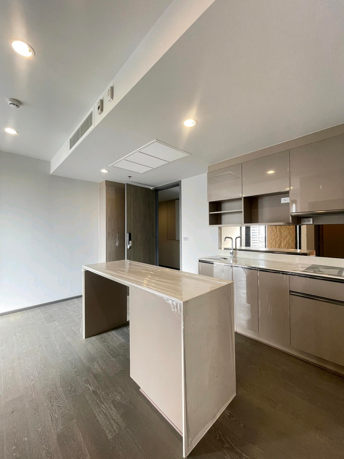 ขายคอนโดคลองเตย กล้วยน้ำไท : คอนโดหรูติด MRT คลองเตย (0 เมตร)
ใกล้สวนเบญจกิตติ | One Bangkok | Central Park | รพ. MedPark