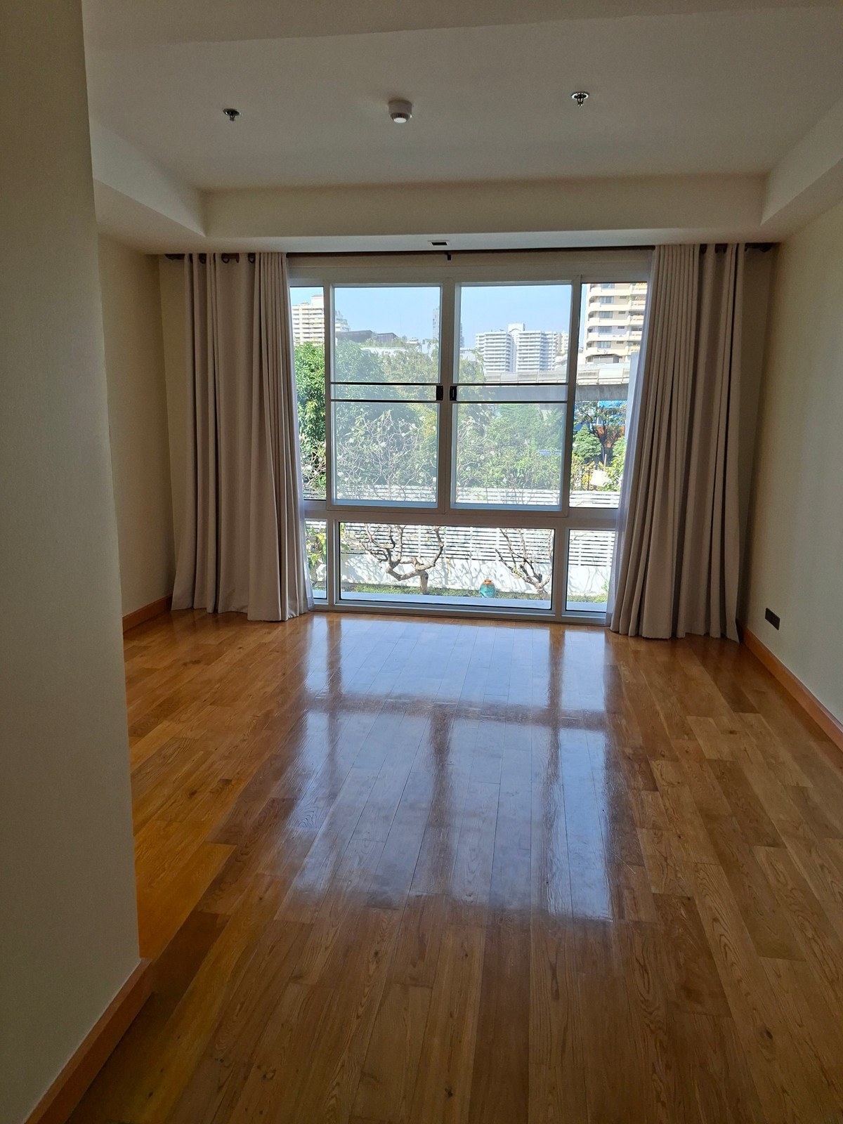 For RentCondoSukhumvit, Asoke, Thonglor : Pool view room, 4 bedrooms for rent.