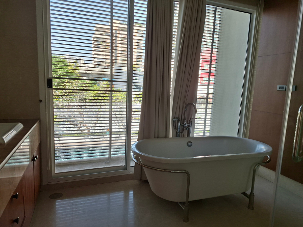 For RentCondoSukhumvit, Asoke, Thonglor : Pool view room, 4 bedrooms for rent.