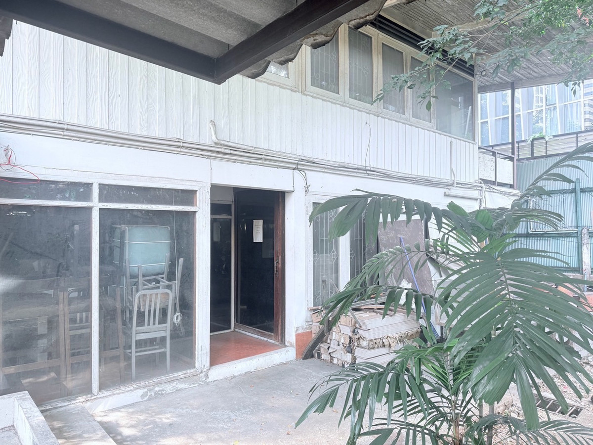 For RentHouseSukhumvit, Asoke, Thonglor : Standalone House for Rent Near Asok BTS for Business Renovation