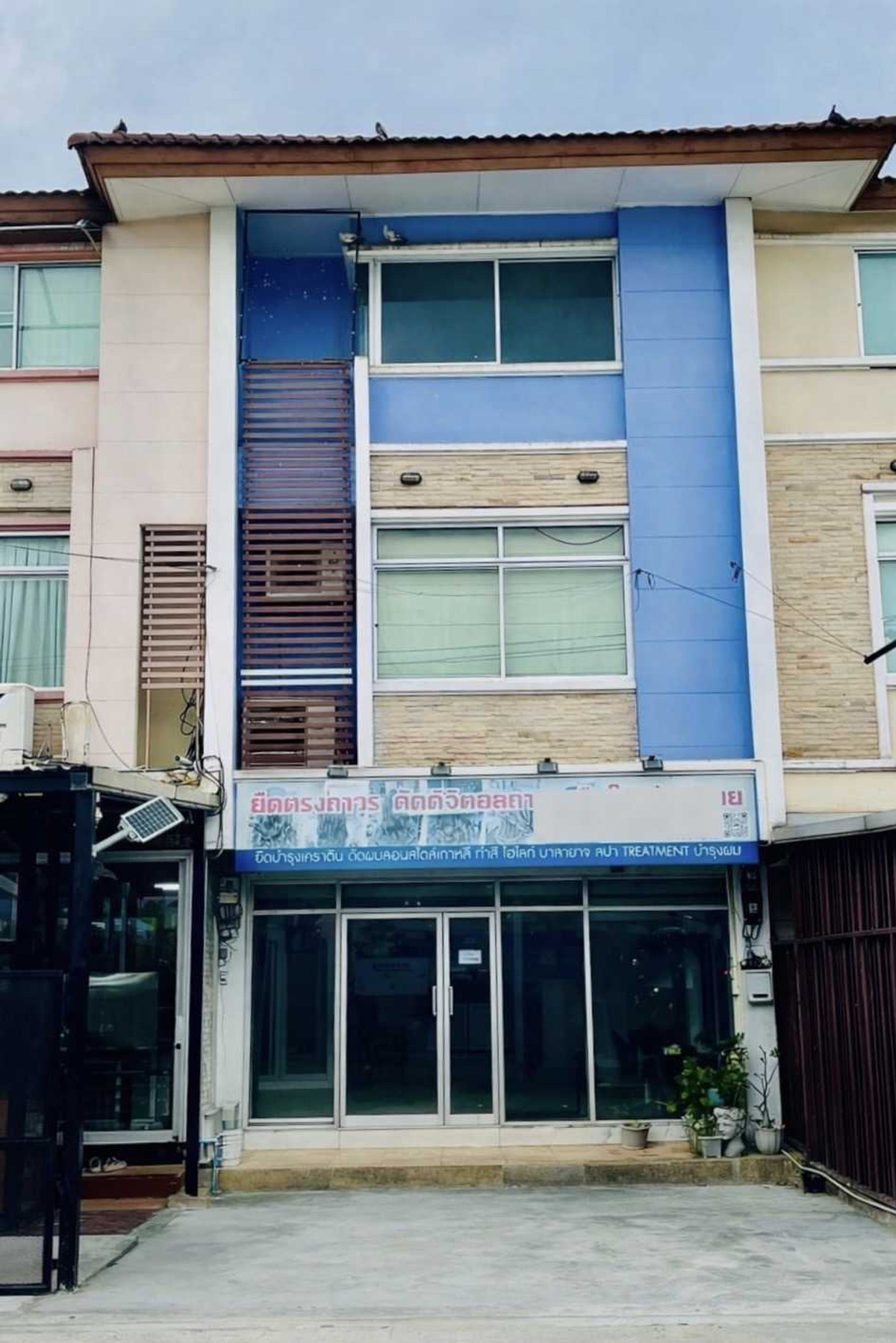 For SaleShop HouseKasetsart, Ratchayothin : Commercial building for sale, Soi Chamchuri 20, 164 sq m, 20 sq wah, near the Pink Line BTS.