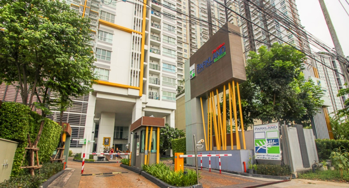 ขายคอนโดท่าพระ ตลาดพลู วุฒากาศ : ✨ For Sale: The Parkland Grand Taksin Condo ✨  💰 Only 2,590,000 THB