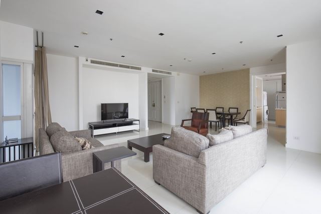 For RentCondoWitthayu, Chidlom, Langsuan, Ploenchit : 🔥Rent Now+🔥 Athenee Residence Ruamrudee, near BTS Ploenchit station. Fully furnished and ready to move in.