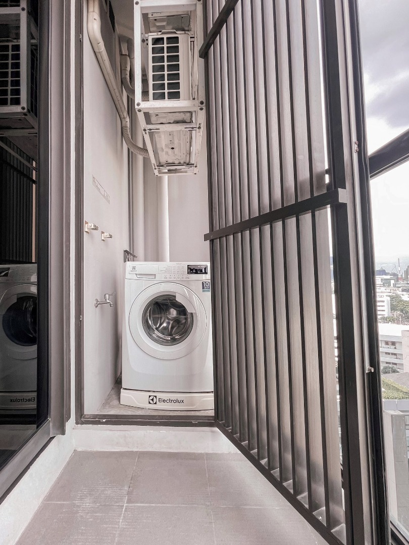 For RentCondoSapankwai,Jatujak : 🔥For Rent Now! 🔥 M Jatujak, pet-friendly (no need to hide your pets!), fully built-in furniture and appliances, ready to move in. Conveniently located near BTS and MRT Mo Chit. ❗