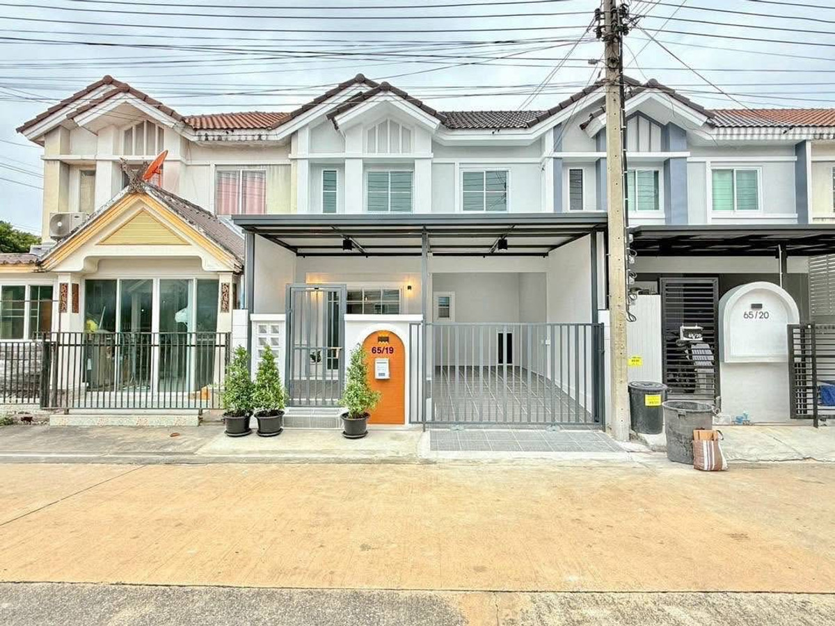 For SaleTownhomeNonthaburi, Bang Yai, Bangbuathong : Urgent sale! 2-story townhouse, Pruksa Village 69, Bang Yai zone (Soi Kaew In), area 17.7 sq m., front of house width 6 meters, function 3 bedrooms, 2 bathrooms, newly decorated throughout in modern tones, front of house facing 