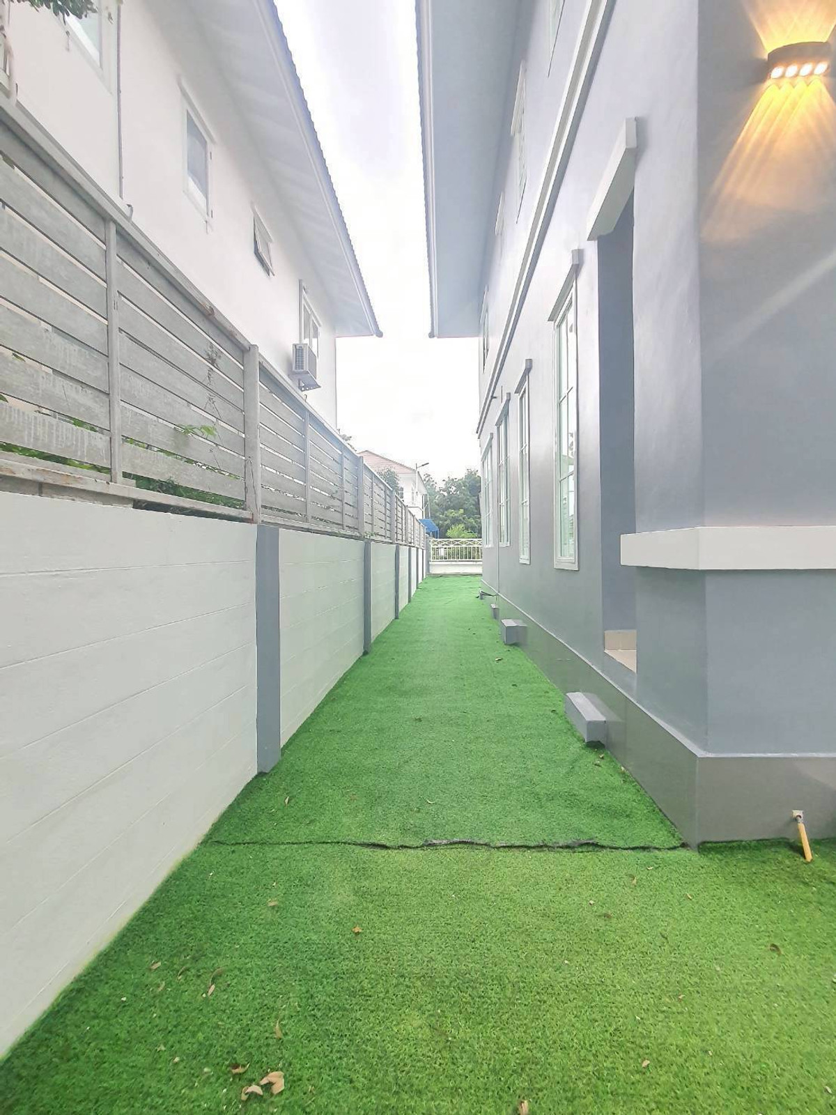 ขายบ้านลาดกระบัง สุวรรณภูมิ : ขายบ้านเดี่ยว หมู่บ้านลลิลเดอะยังเอ็กซ์คลูทีฟ กาญจนาภิเษก 36 ติดถนนกาญจนา-เฉลิมพระกียรติ (N.1981)