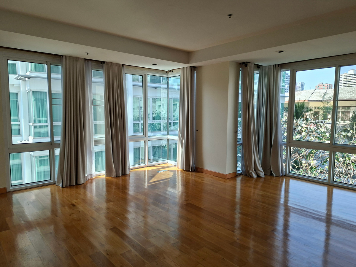 For RentCondoSukhumvit, Asoke, Thonglor : Pool view room, 4 bedrooms for rent.