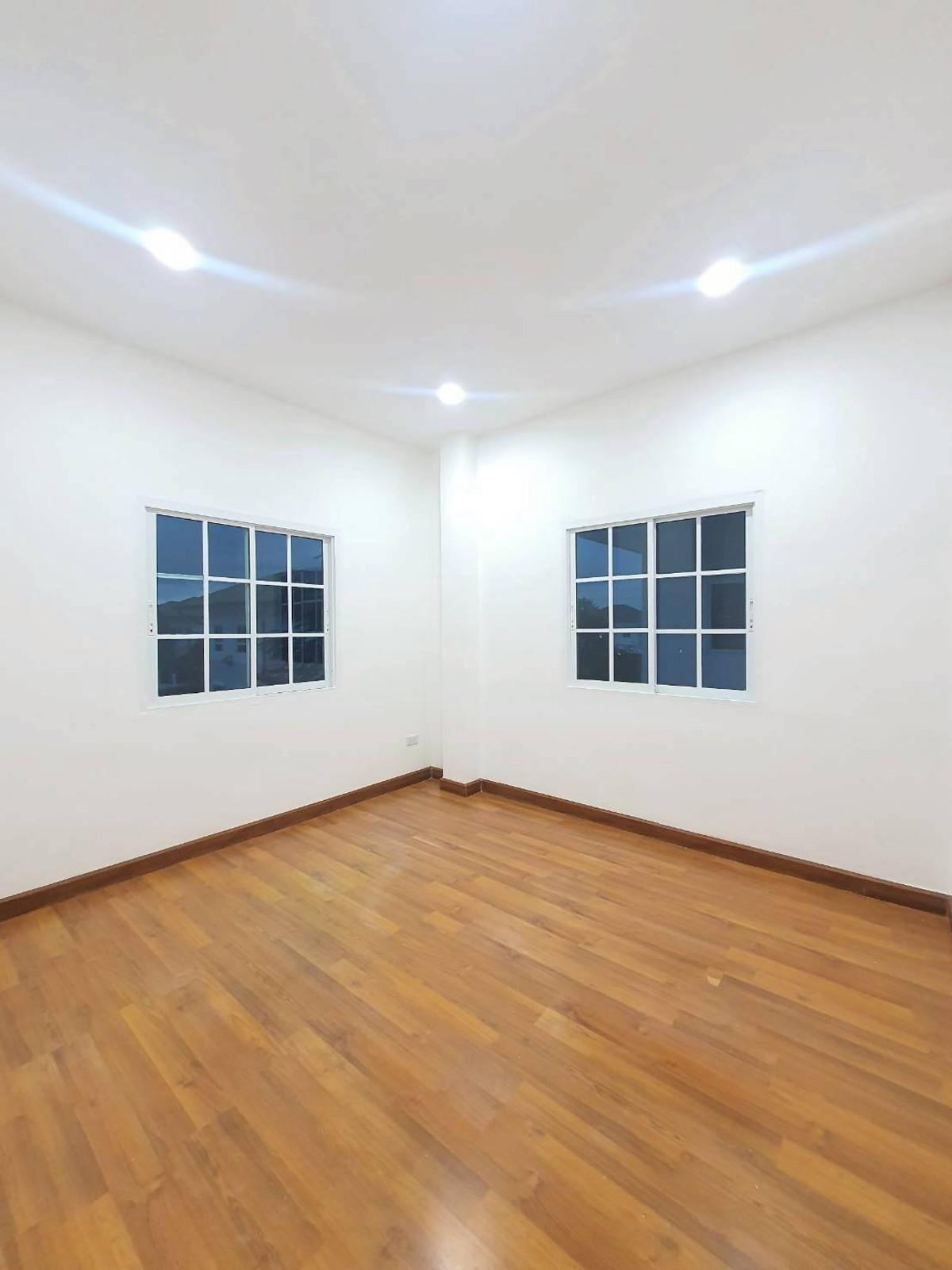 ขายบ้านลาดกระบัง สุวรรณภูมิ : ขายบ้านเดี่ยว หมู่บ้านลลิลเดอะยังเอ็กซ์คลูทีฟ กาญจนาภิเษก 36 ติดถนนกาญจนา-เฉลิมพระกียรติ (N.1981)