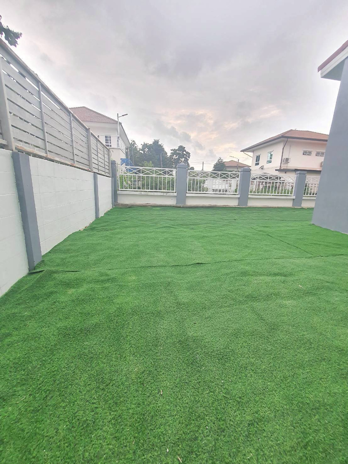 ขายบ้านลาดกระบัง สุวรรณภูมิ : ขายบ้านเดี่ยว หมู่บ้านลลิลเดอะยังเอ็กซ์คลูทีฟ กาญจนาภิเษก 36 ติดถนนกาญจนา-เฉลิมพระกียรติ (N.1981)