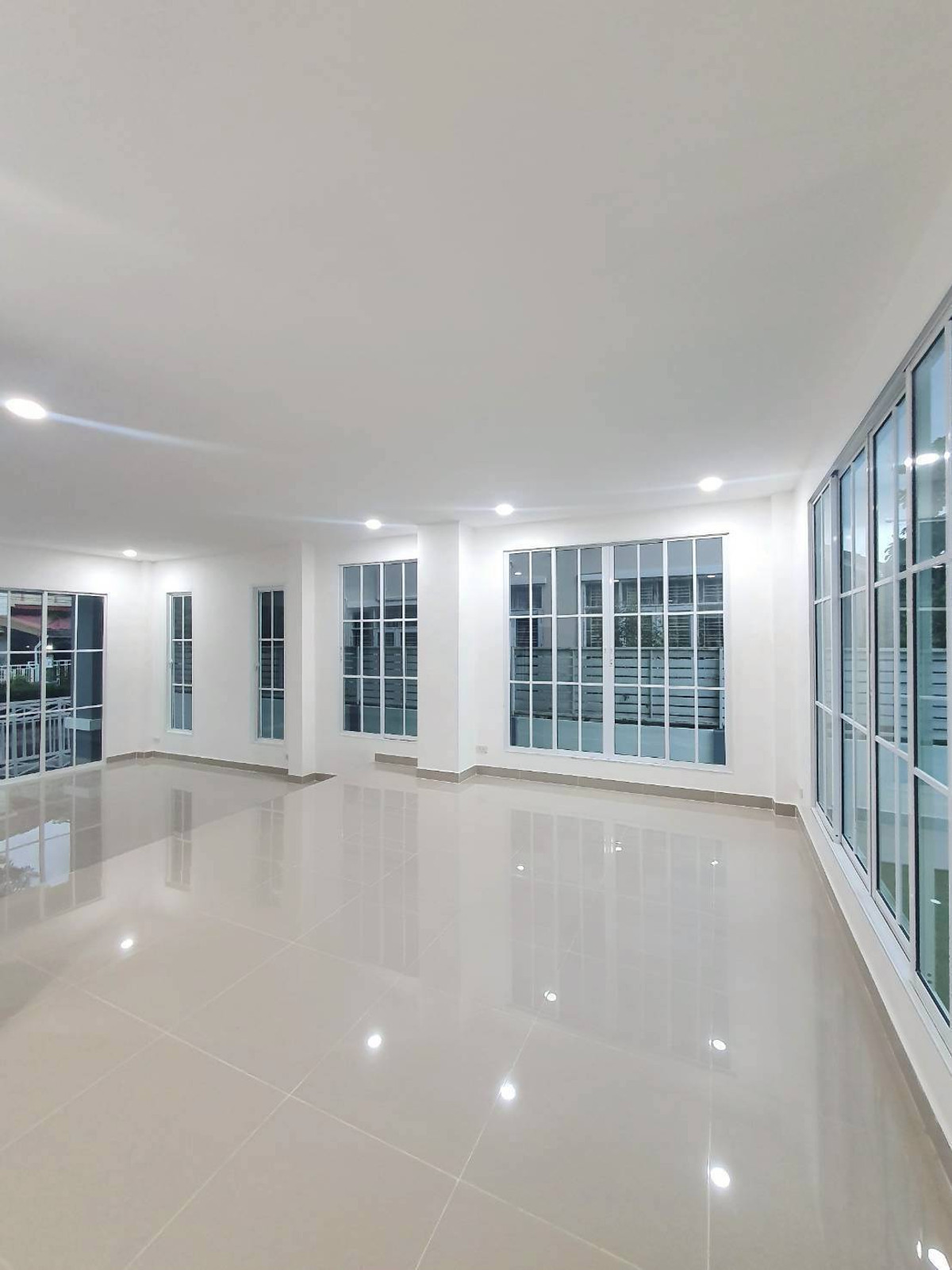 ขายบ้านลาดกระบัง สุวรรณภูมิ : ขายบ้านเดี่ยว หมู่บ้านลลิลเดอะยังเอ็กซ์คลูทีฟ กาญจนาภิเษก 36 ติดถนนกาญจนา-เฉลิมพระกียรติ (N.1981)