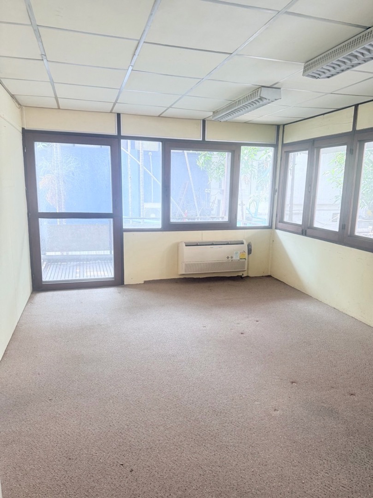 For RentHouseSukhumvit, Asoke, Thonglor : Standalone House for Rent Near Asok BTS for Business Renovation