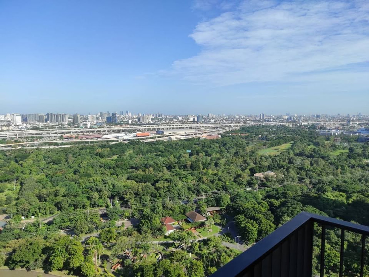 คอนโดสะพานควาย จตุจักร : Sophisticated 16th Floor Sanctuary: 59sqm Designer Suite with Park Views