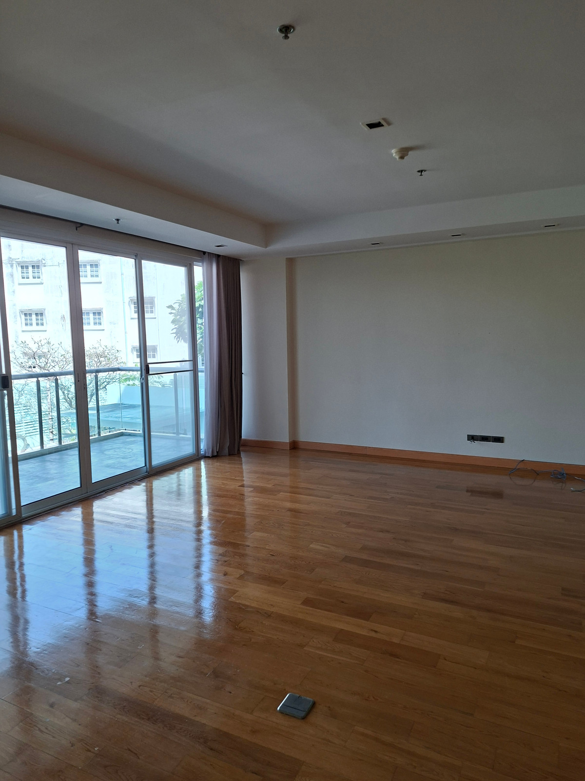 For RentCondoSukhumvit, Asoke, Thonglor : Pool view room, 4 bedrooms for rent.