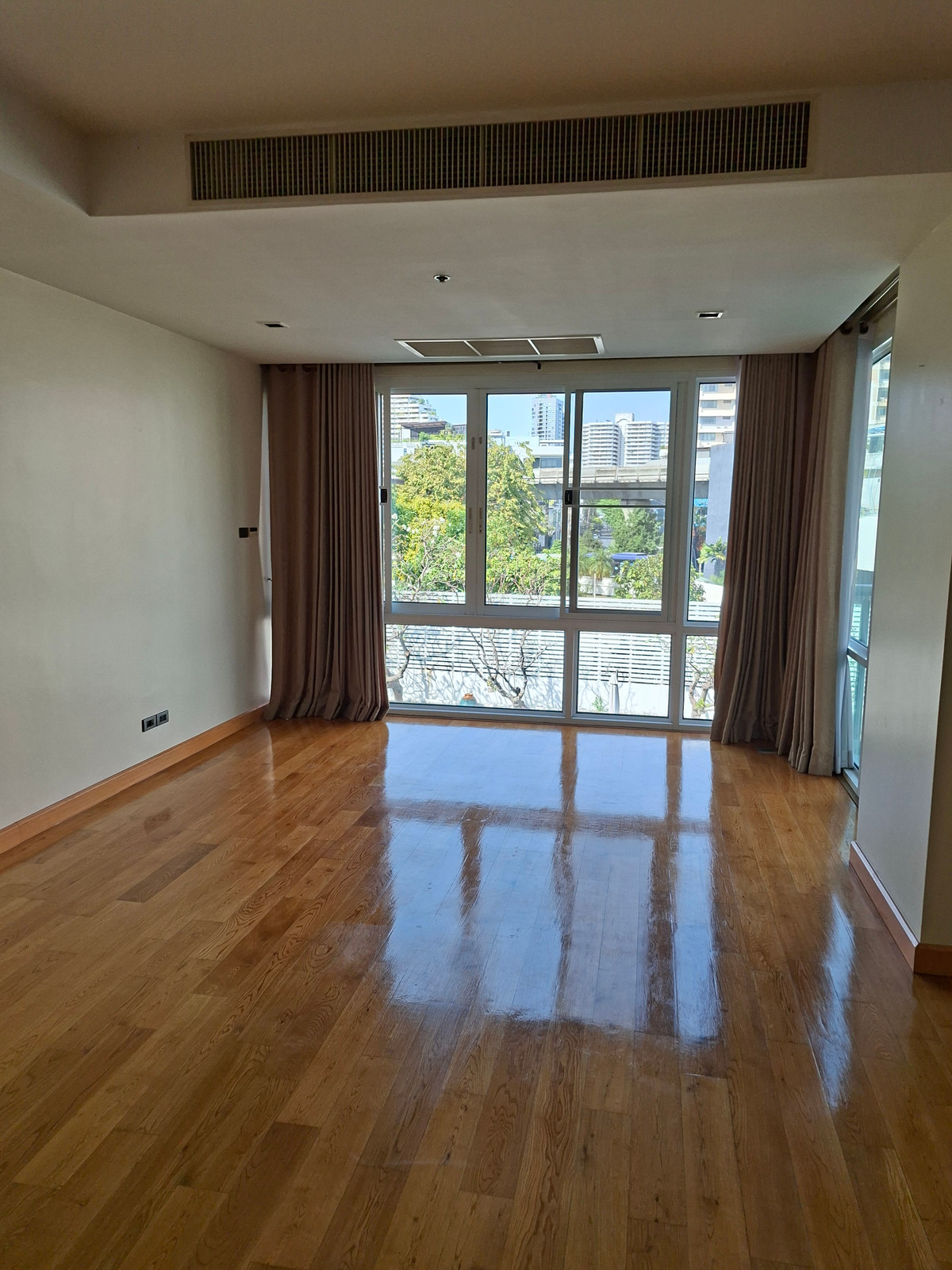 For RentCondoSukhumvit, Asoke, Thonglor : Pool view room, 4 bedrooms for rent.