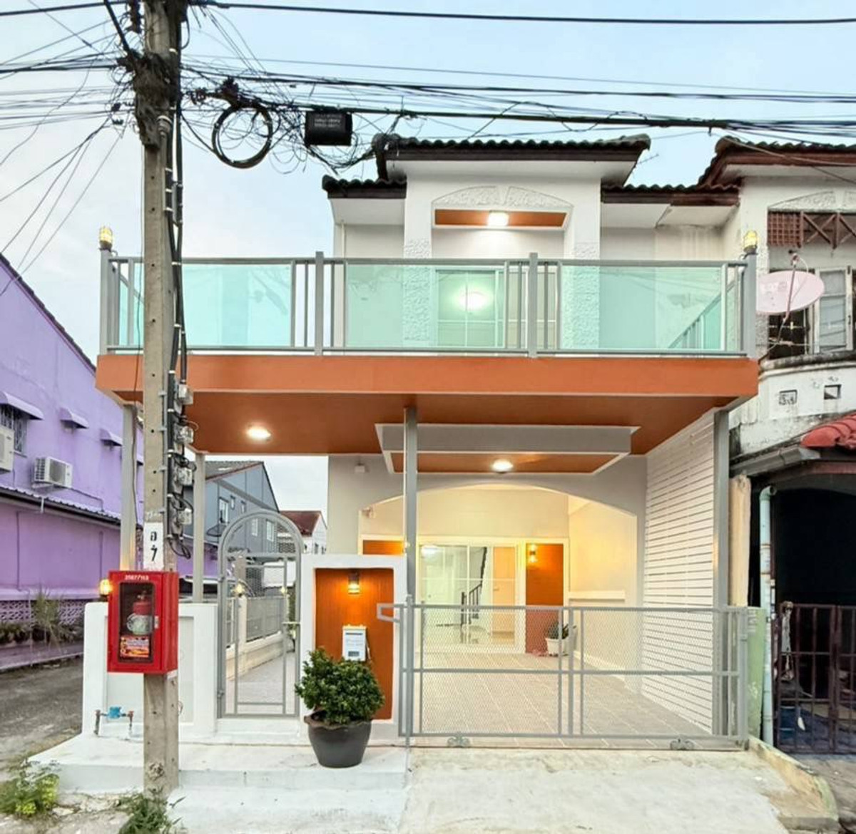 For SaleTownhomeNonthaburi, Bang Yai, Bangbuathong : Urgent sale! 2-storey townhouse, corner house, Nanthicha Village 3/8, suitable area 24 sq m., function 3 bedrooms, 2 bathrooms, front of the house faces 