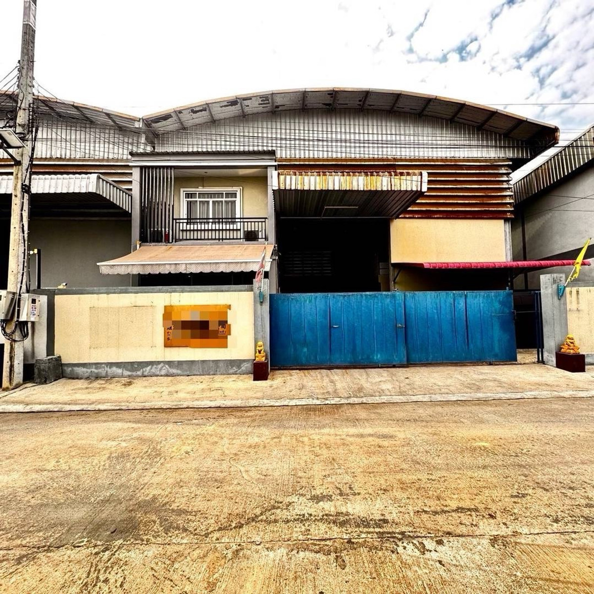 Shop HouseMahachai Samut Sakhon : For sale or rent: Warehouse currently focused on being used as an office.