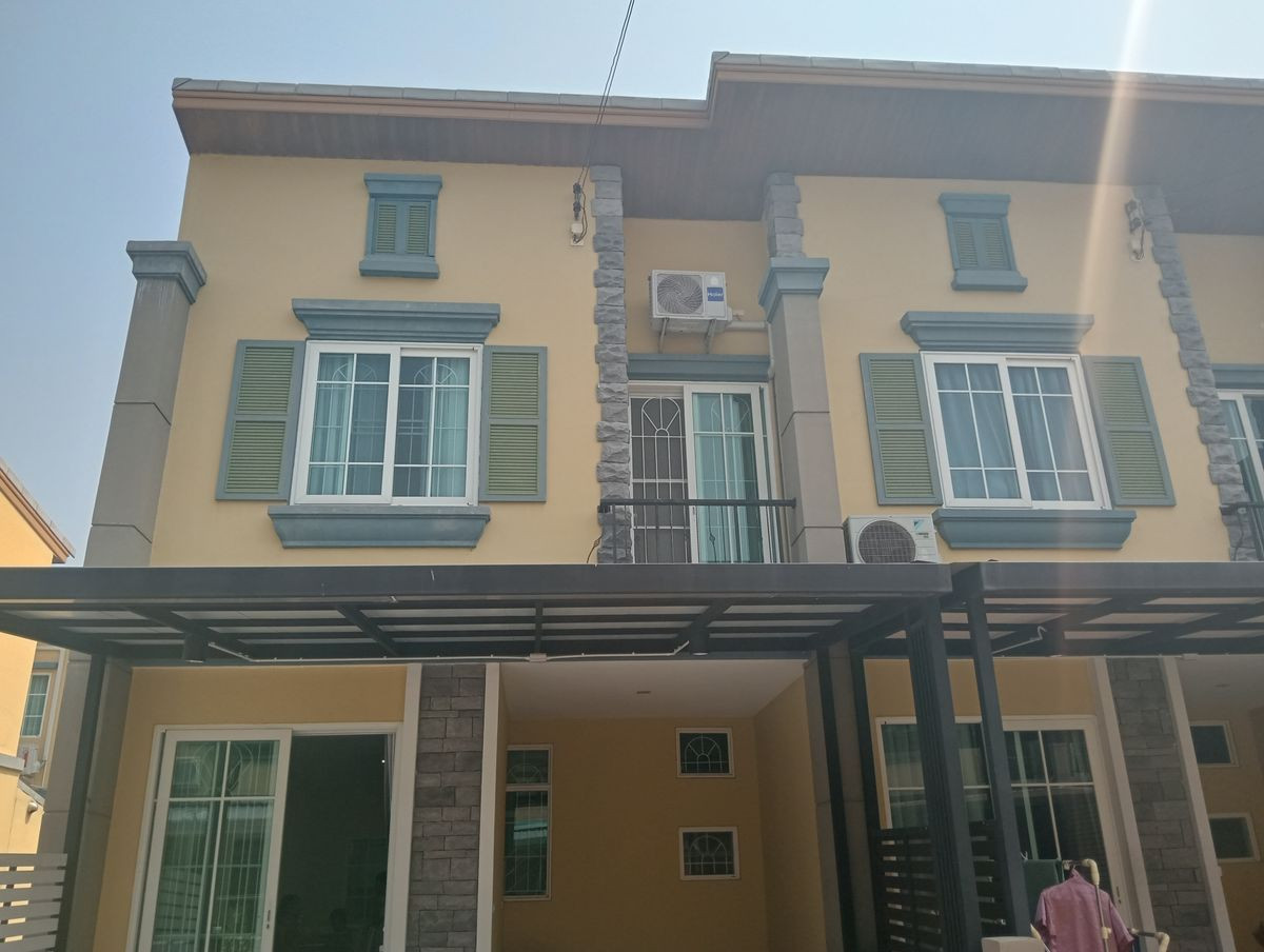 For RentTownhomePathum Thani,Rangsit, Thammasat : 2-story townhome for rent Golden Town Tiwanon - Chaengwattana project accepting pets 13,000