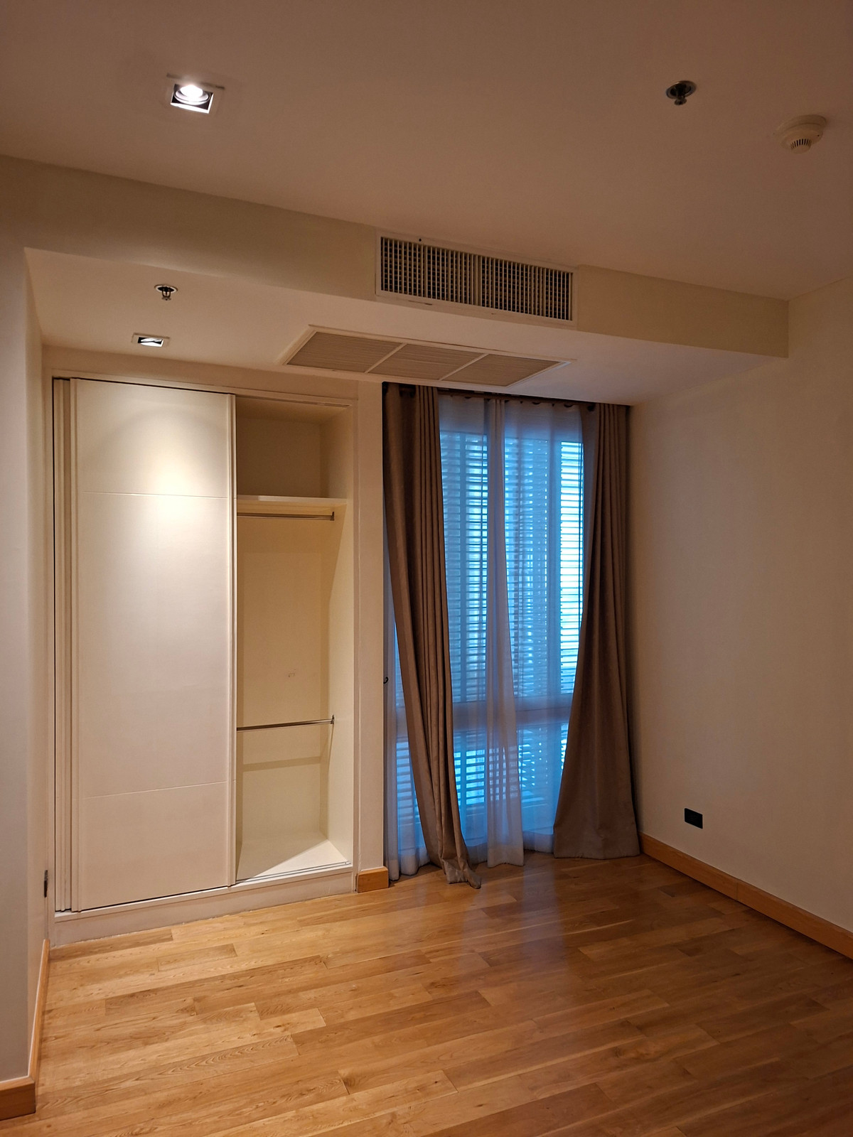 For RentCondoSukhumvit, Asoke, Thonglor : Pool view room, 4 bedrooms for rent.