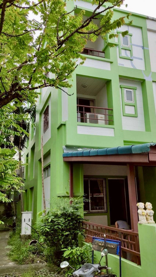 For RentTownhomeRamkhamhaeng, Hua Mak : Townhome for rent, Happyland Grandville, Ladprao 101, 200 sq m, 23 sq wa, near the Yellow Line BTS.