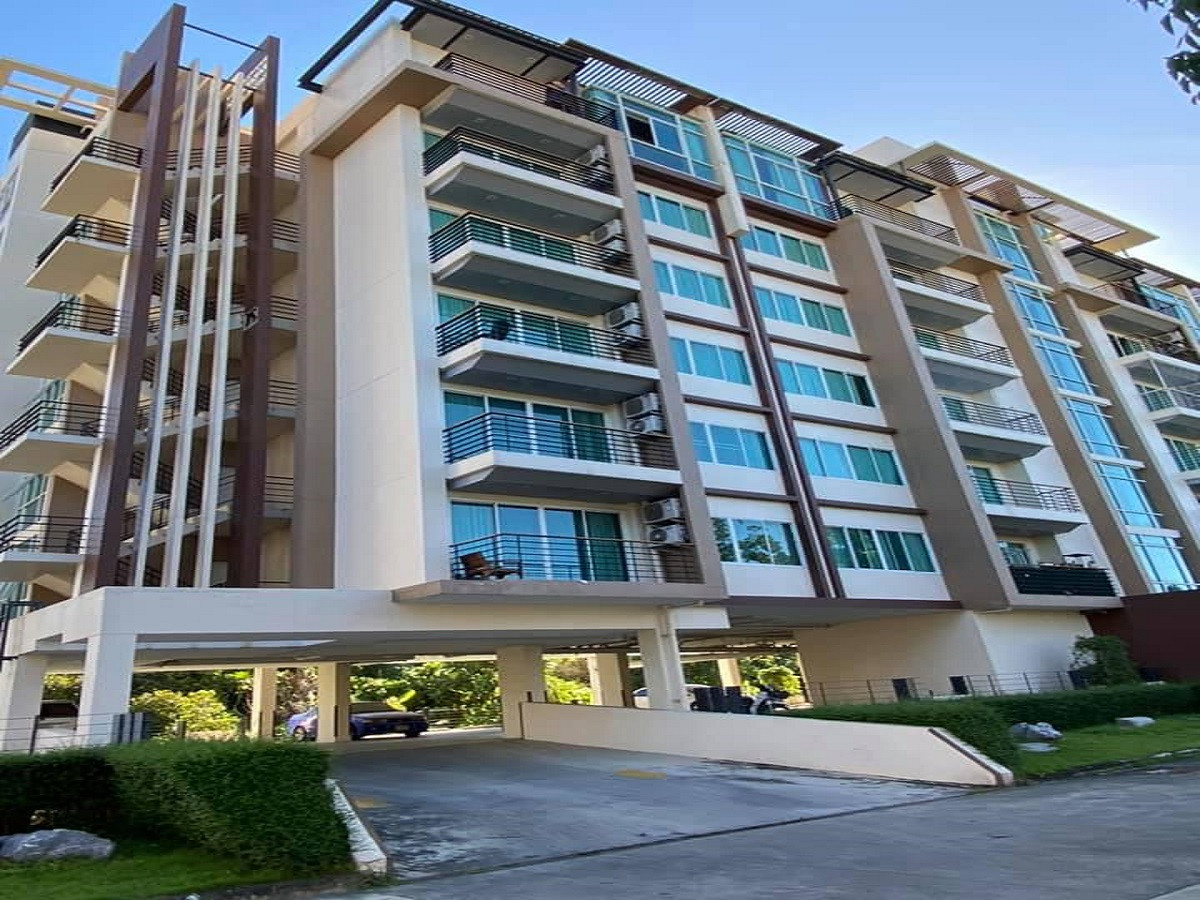 For RentCondoSriracha Laem Chabang Ban Bueng : Large condo for rent in Sriracha, fully furnished, Green Lake Condo Sriracha, lake view.