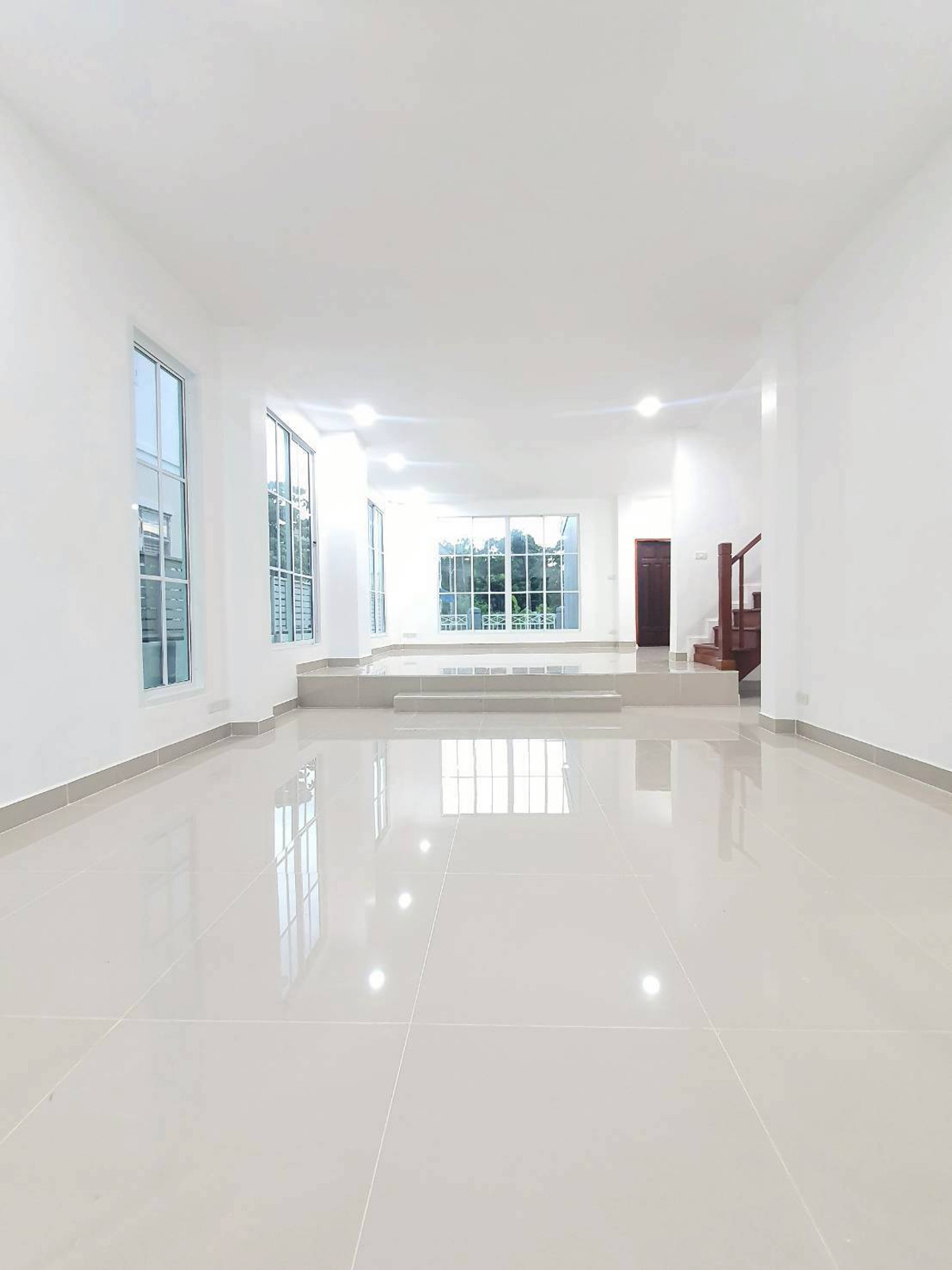 ขายบ้านลาดกระบัง สุวรรณภูมิ : ขายบ้านเดี่ยว หมู่บ้านลลิลเดอะยังเอ็กซ์คลูทีฟ กาญจนาภิเษก 36 ติดถนนกาญจนา-เฉลิมพระกียรติ (N.1981)