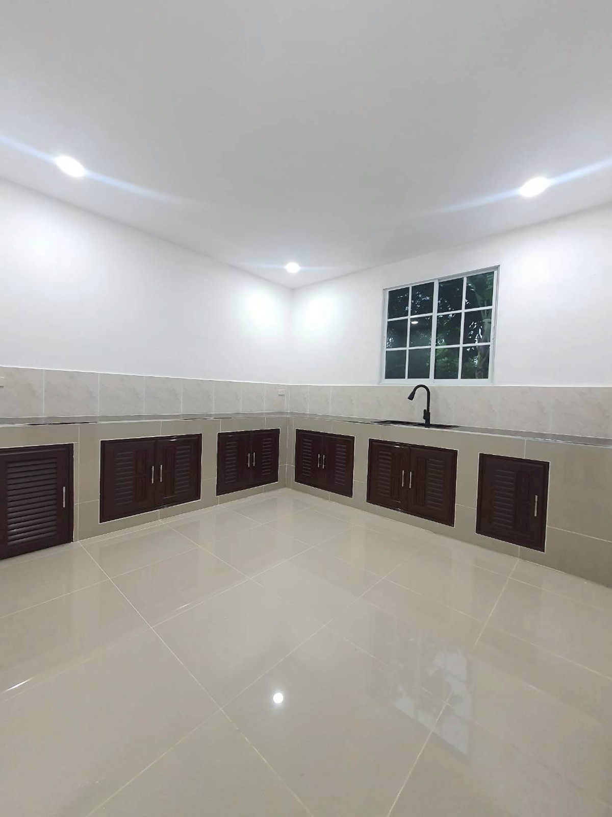 ขายบ้านลาดกระบัง สุวรรณภูมิ : ขายบ้านเดี่ยว หมู่บ้านลลิลเดอะยังเอ็กซ์คลูทีฟ กาญจนาภิเษก 36 ติดถนนกาญจนา-เฉลิมพระกียรติ (N.1981)