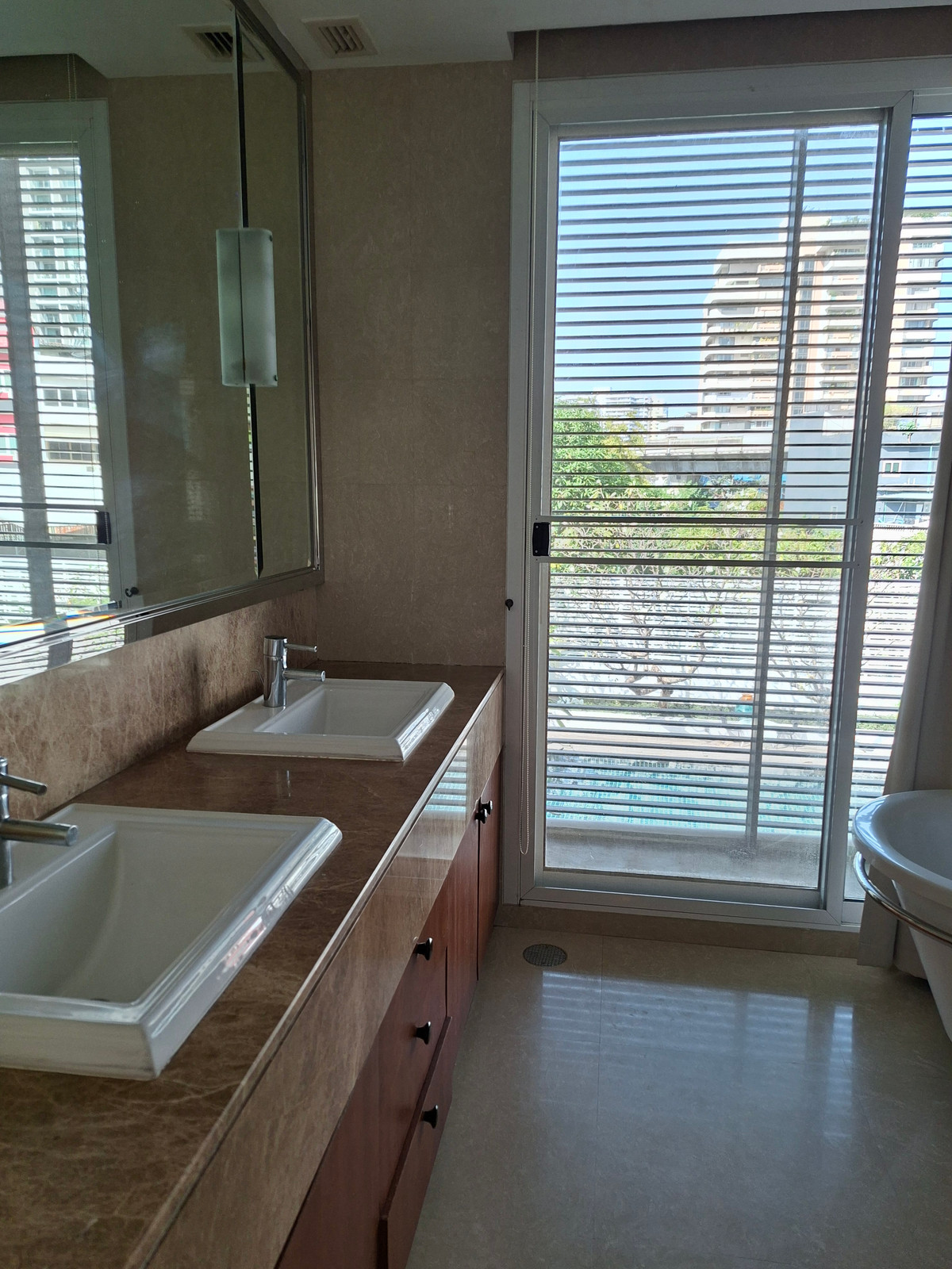 For RentCondoSukhumvit, Asoke, Thonglor : Pool view room, 4 bedrooms for rent.