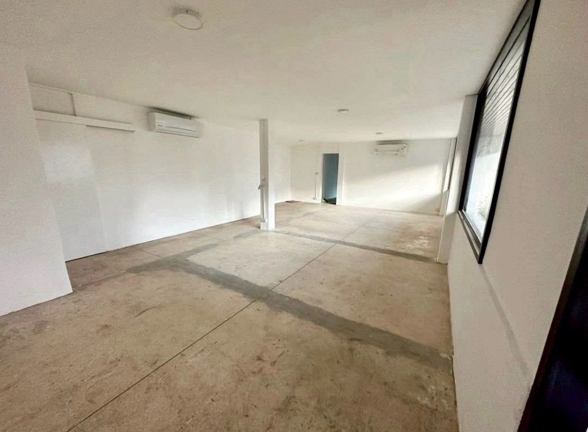 For RentHouseSukhumvit, Asoke, Thonglor : Standalone House for Rent Near Asok BTS for Business Renovation
