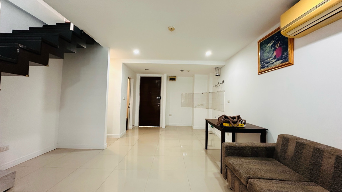 ขายคอนโดปิ่นเกล้า จรัญสนิทวงศ์ : 🔥🏠❤️ 🔥 ถูกสุด ราคานี้หาไม่ได้ง่าย🔥! คอนโด Duplex ติดสระ | Thana TRI Condominium💎 2 ชั้น ขนาด 71.59 ตร.ม.🌊 เปิดประตูจากห้องลงสระว่ายน้ำได้ทันที🏊‍♀️ อยู่ชั้นเดียวกับ สระว่ายน้ำ ฟิตเนส ซาวน่า