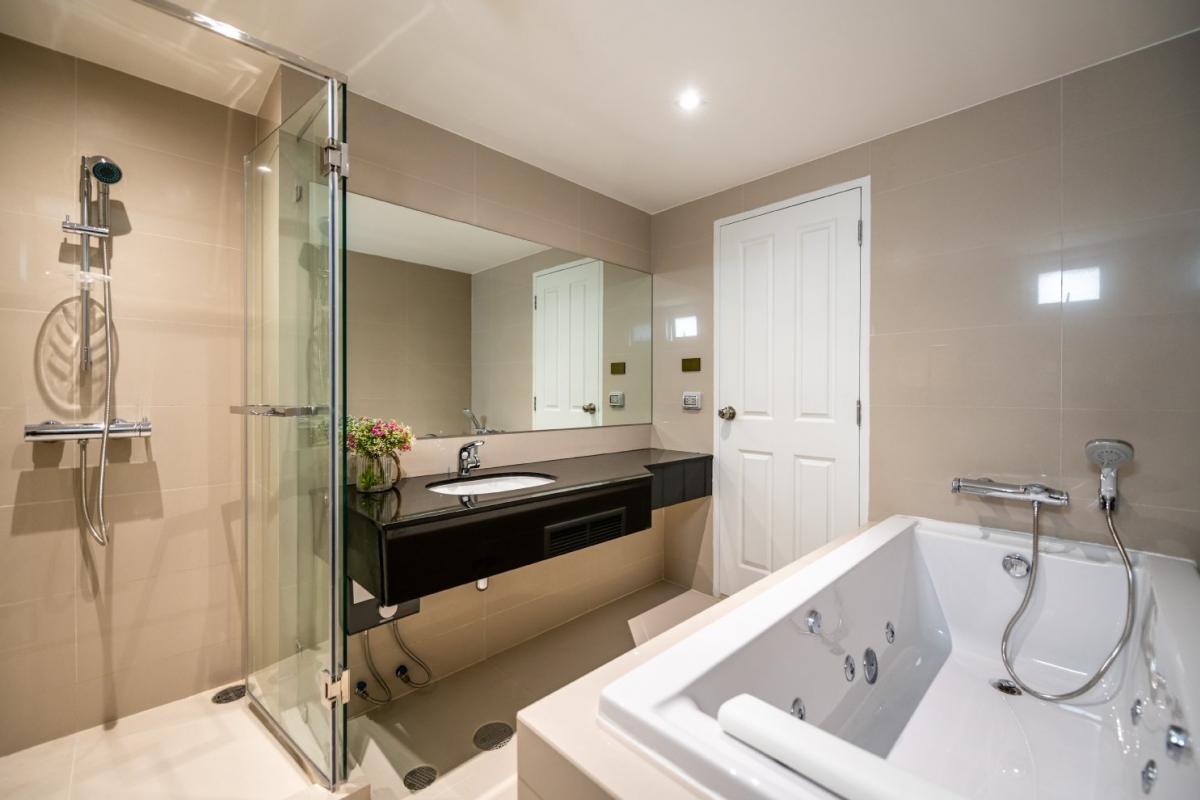 For RentCondoRama9, Petchburi, RCA : Luxury 3-Bed Condo near BTS Phra Ram 9 – 108 sqm, Only 100K/Month!Belle Grand Rama 9: Prime Location, Top Facilities & Walking Distance to Central Plaza