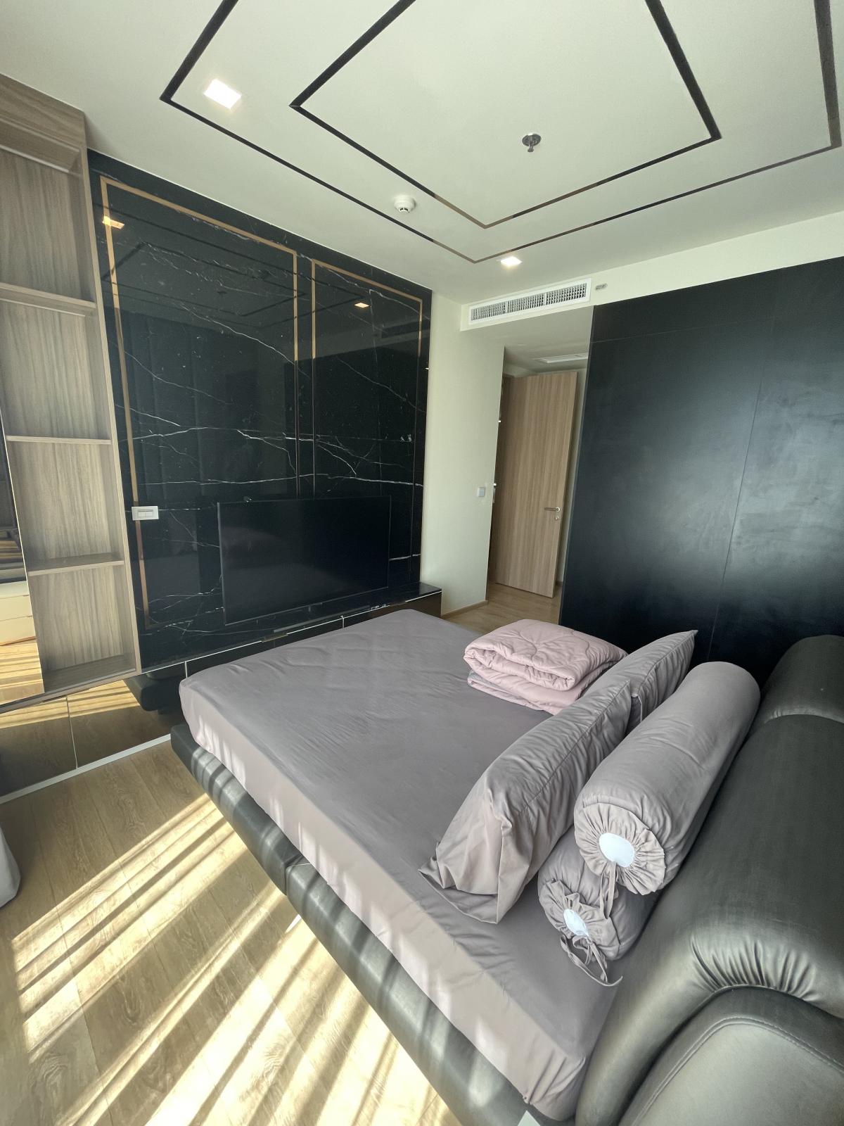 For RentCondoSukhumvit, Asoke, Thonglor : Rent a 2-bedroom condo at Noble Around Sukhumvit 33 near BTS with complete amenities!Large room 65 sq.m. for only 45,000 THB/month, close to Em District, convenient transportation!