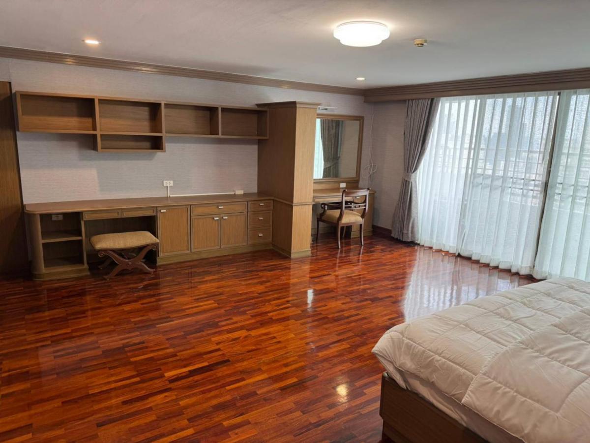 For RentCondoSukhumvit, Asoke, Thonglor : Rent a luxury condo with 3 bedrooms, 350 sqm, in the heart of AsokeWattana Height available for immediate move-in at only 120,000 THB/month!
