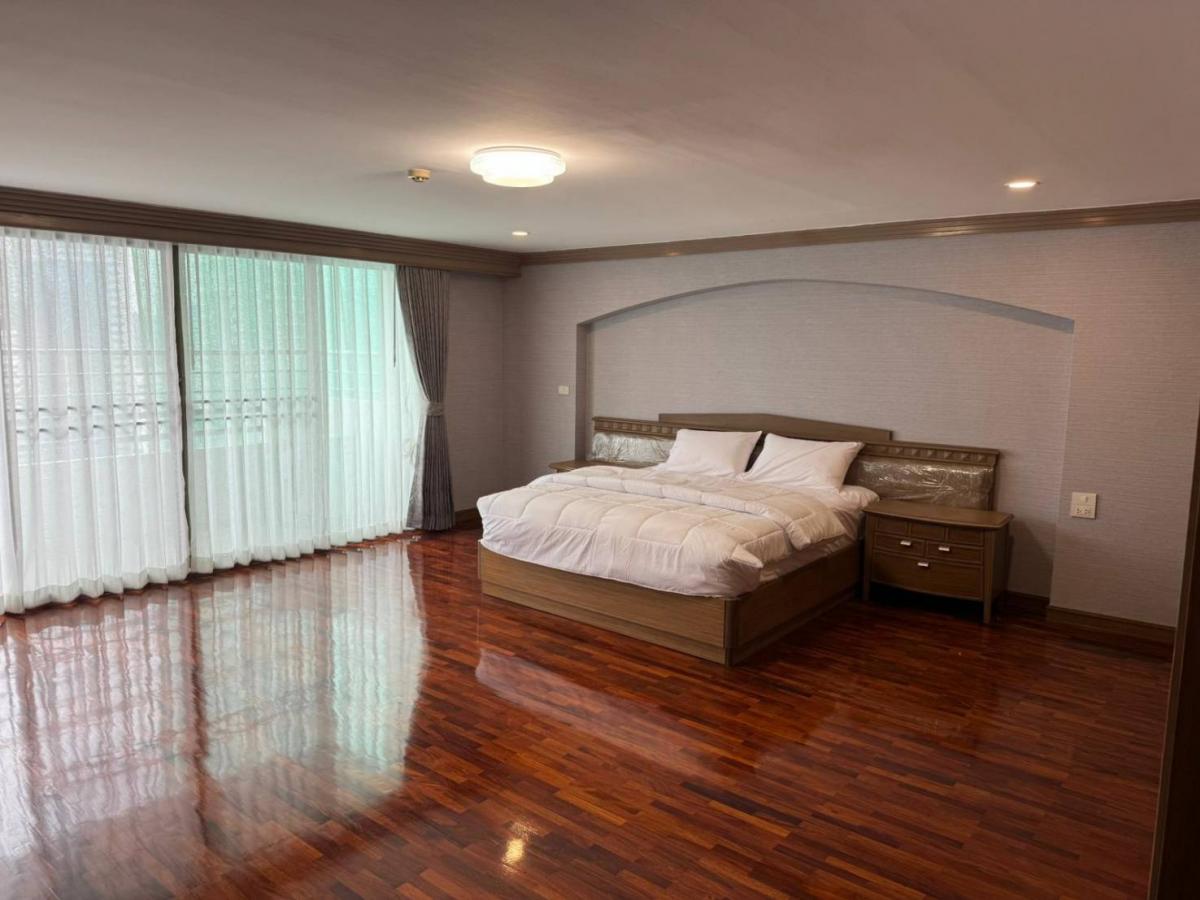 For RentCondoSukhumvit, Asoke, Thonglor : Rent a luxury condo with 3 bedrooms, 350 sqm, in the heart of AsokeWattana Height available for immediate move-in at only 120,000 THB/month!