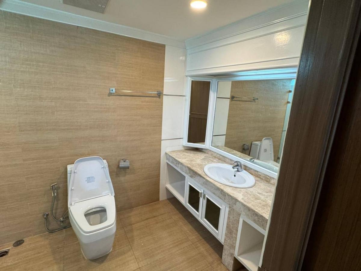 For RentCondoSukhumvit, Asoke, Thonglor : Rent a luxury condo with 3 bedrooms, 350 sqm, in the heart of AsokeWattana Height available for immediate move-in at only 120,000 THB/month!