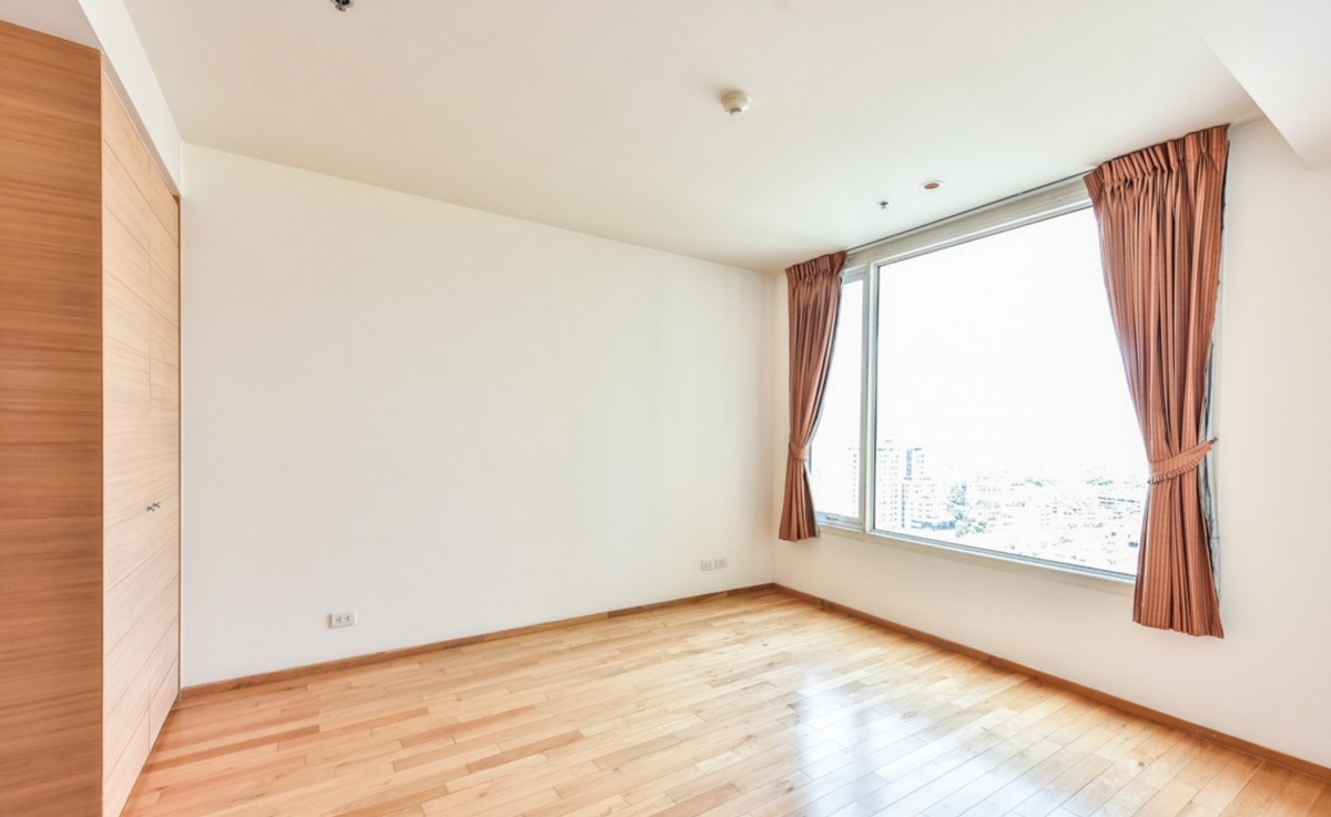 For SaleCondoSathorn, Narathiwat : Luxury condo with 2 bedrooms in the heart of SilomNear BTS Chong Nonsi, only 200 m. Starting at 14.3 million!