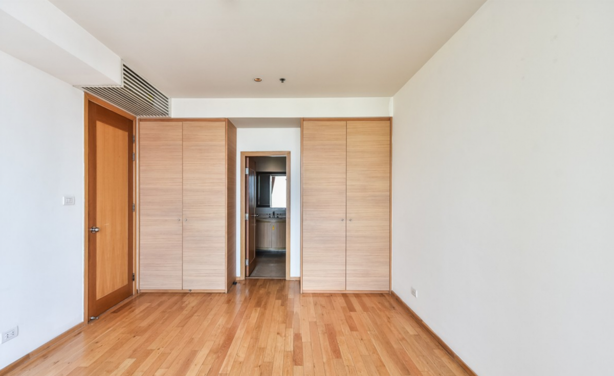 For SaleCondoSathorn, Narathiwat : Luxury condo with 2 bedrooms in the heart of SilomNear BTS Chong Nonsi, only 200 m. Starting at 14.3 million!