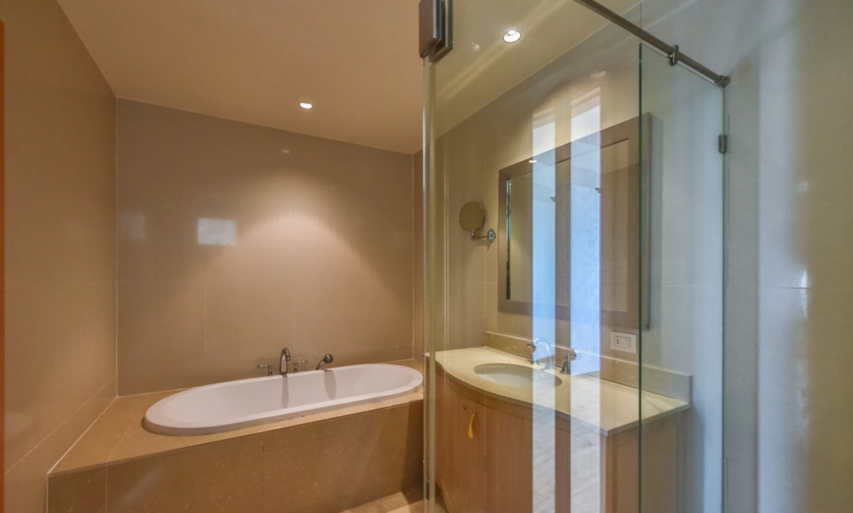 For SaleCondoSathorn, Narathiwat : Luxury condo with 2 bedrooms in the heart of SilomNear BTS Chong Nonsi, only 200 m. Starting at 14.3 million!