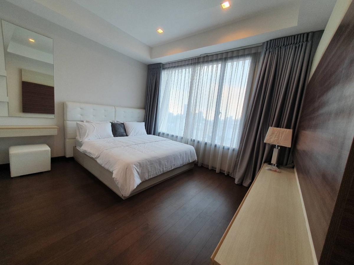 For RentCondoRama9, Petchburi, RCA : Luxurious in a prime location! Q Asoke condo with 3 bedrooms near MRT PhetchaburiFor rent at only 85,000 baht/month, with fitness center and swimming pool, everything you need!