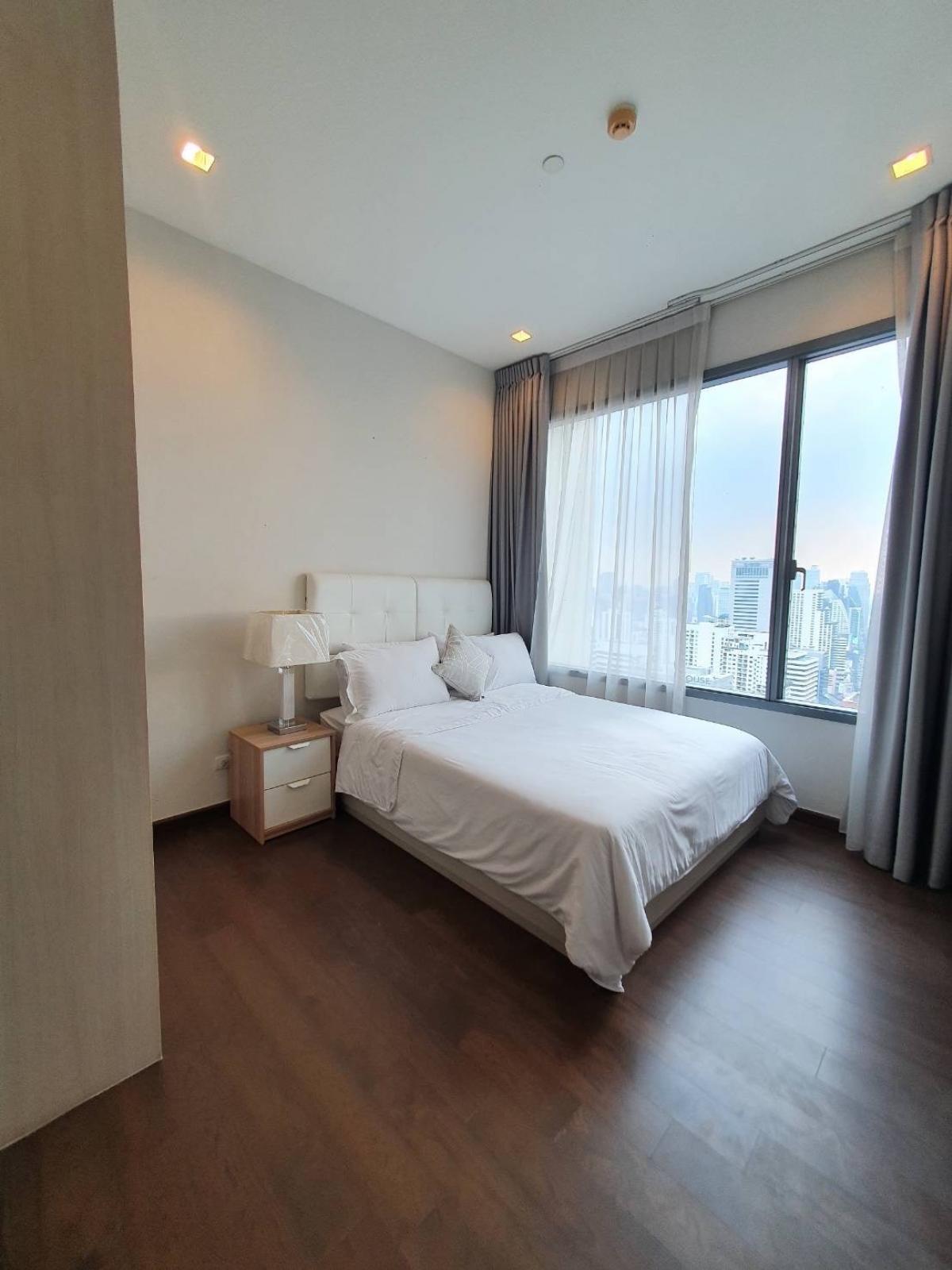 For RentCondoRama9, Petchburi, RCA : Luxurious in a prime location! Q Asoke condo with 3 bedrooms near MRT PhetchaburiFor rent at only 85,000 baht/month, with fitness center and swimming pool, everything you need!