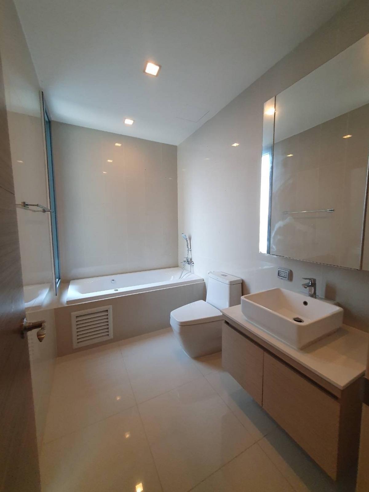 For RentCondoRama9, Petchburi, RCA : Luxurious in a prime location! Q Asoke condo with 3 bedrooms near MRT PhetchaburiFor rent at only 85,000 baht/month, with fitness center and swimming pool, everything you need!