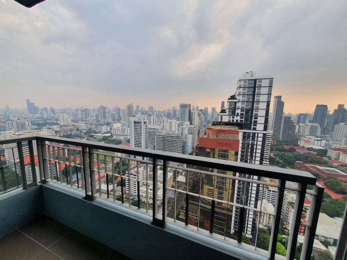 For RentCondoRama9, Petchburi, RCA : Luxurious in a prime location! Q Asoke condo with 3 bedrooms near MRT PhetchaburiFor rent at only 85,000 baht/month, with fitness center and swimming pool, everything you need!