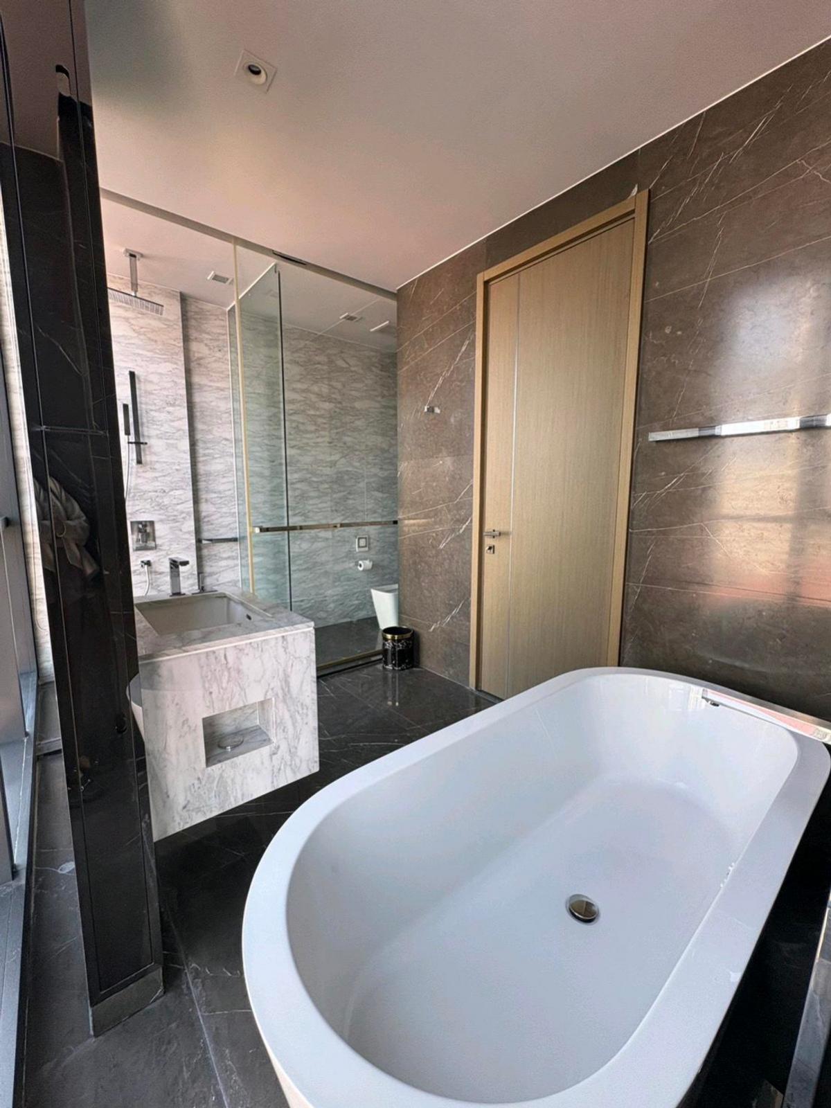 For RentCondoSukhumvit, Asoke, Thonglor : Luxury in the heart of Thonglor, 2 bedrooms, 3 bathrooms, 125 sq.m., ready to move in!The Monument Thong Lo is near BTS Thonglor for only 130,000 Baht/month!