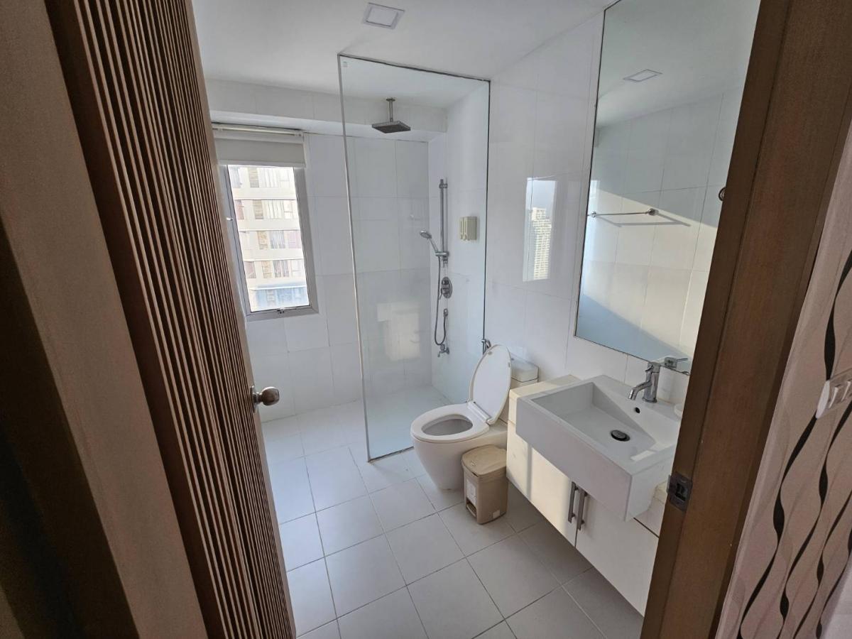 For RentCondoRama9, Petchburi, RCA : Rent a 2-bedroom condo at My Resort Bangkok, near MRT PhetchaburiInfinity Pool view with complete amenities!