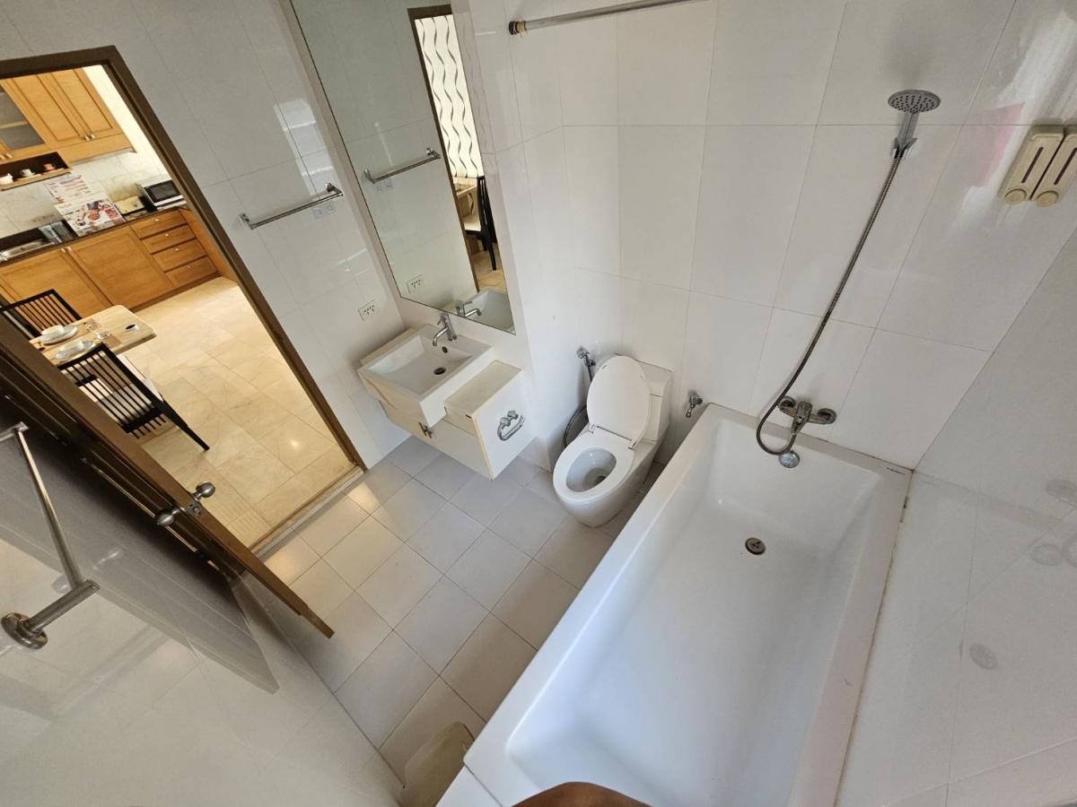 For RentCondoRama9, Petchburi, RCA : Rent a 2-bedroom condo at My Resort Bangkok, near MRT PhetchaburiInfinity Pool view with complete amenities!