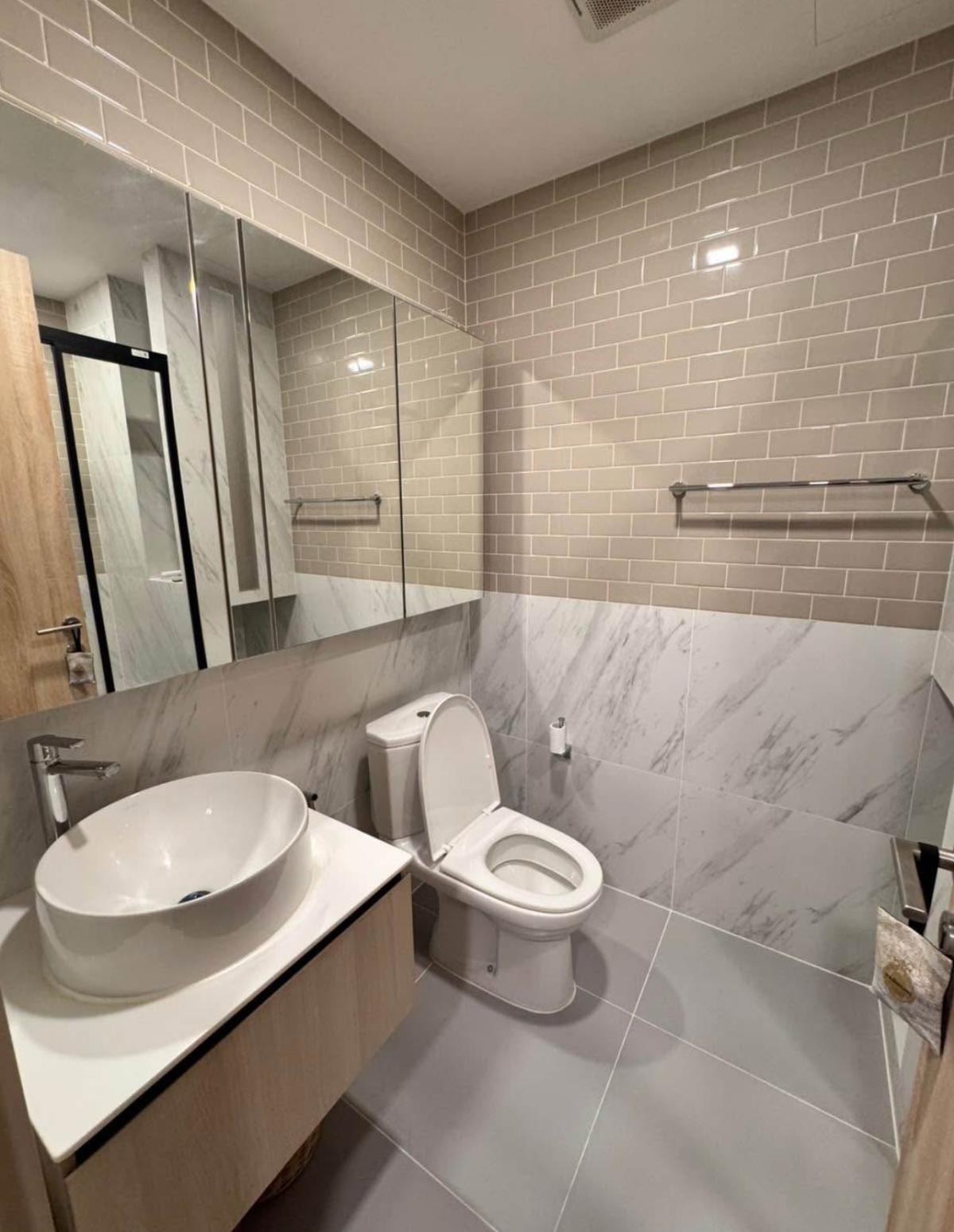 For RentCondoRatchathewi,Phayathai : 03/04/2026, # XT Phayathai Rent a luxury condo near BTS Phaya Thai New room 1 bedroom 42 sqm. Ready to move in Free swimming pool Fitness 0642748883